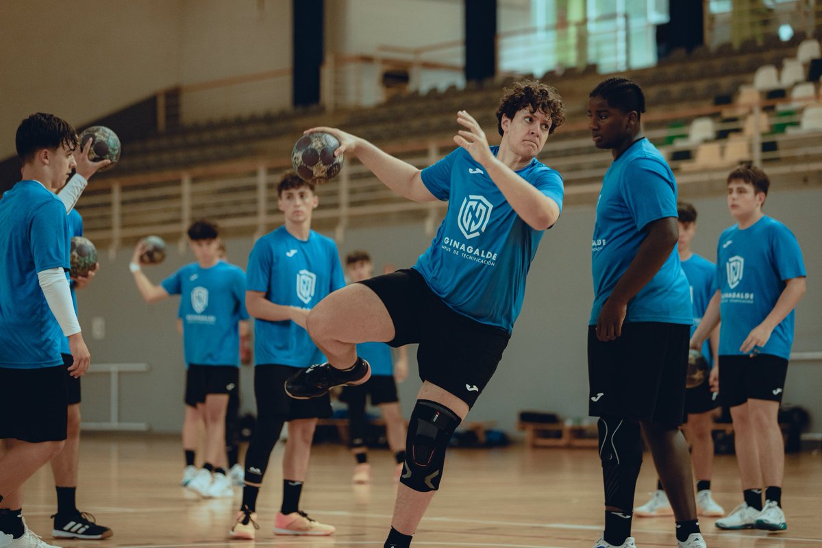 CAginagalde's tweet image. 🤾 ¡Día de puro balonmano en el Campus Agingalde!

💪 Hoy hemos entrenado, aprendido y sobre todo... ¡disfrutado!

La pista ha sido nuestro lugar favorito, y las ganas no han faltado ni un segundo.

🧠 Técnica, táctica y trabajo en equipo. ¡Y lo que nos queda!

🔜 ¡Mañana, más!