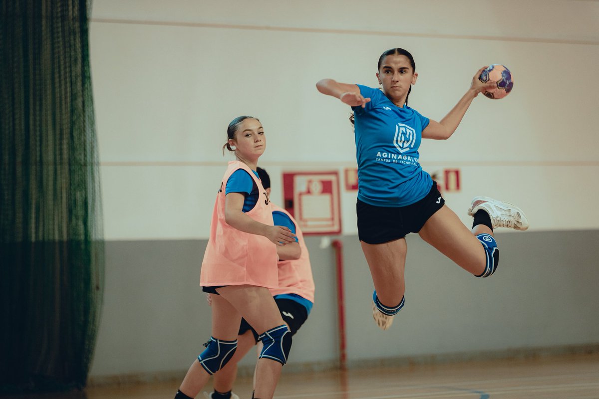 CAginagalde's tweet image. 🤾 ¡Día de puro balonmano en el Campus Agingalde!

💪 Hoy hemos entrenado, aprendido y sobre todo... ¡disfrutado!

La pista ha sido nuestro lugar favorito, y las ganas no han faltado ni un segundo.

🧠 Técnica, táctica y trabajo en equipo. ¡Y lo que nos queda!

🔜 ¡Mañana, más!