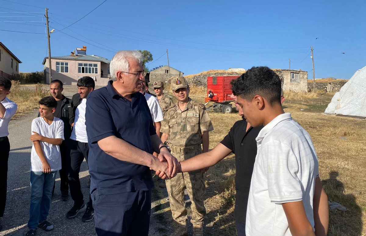 Adnan_Atalay25's tweet photo. Bügün çok Kıymetli Milletvekilimiz Sayın @ozmehmetemin, Kaymakamımız sn @titizonur ve Karayazı AK Parti İlçe Teşkilatımız ile Çavuş Güllü mezramızı ziyaret ederek istek ve taleplerini dinledik. Misafirperverliği için kendilerine teşekkür ederiz https://t.co/L9mrqtCq3S