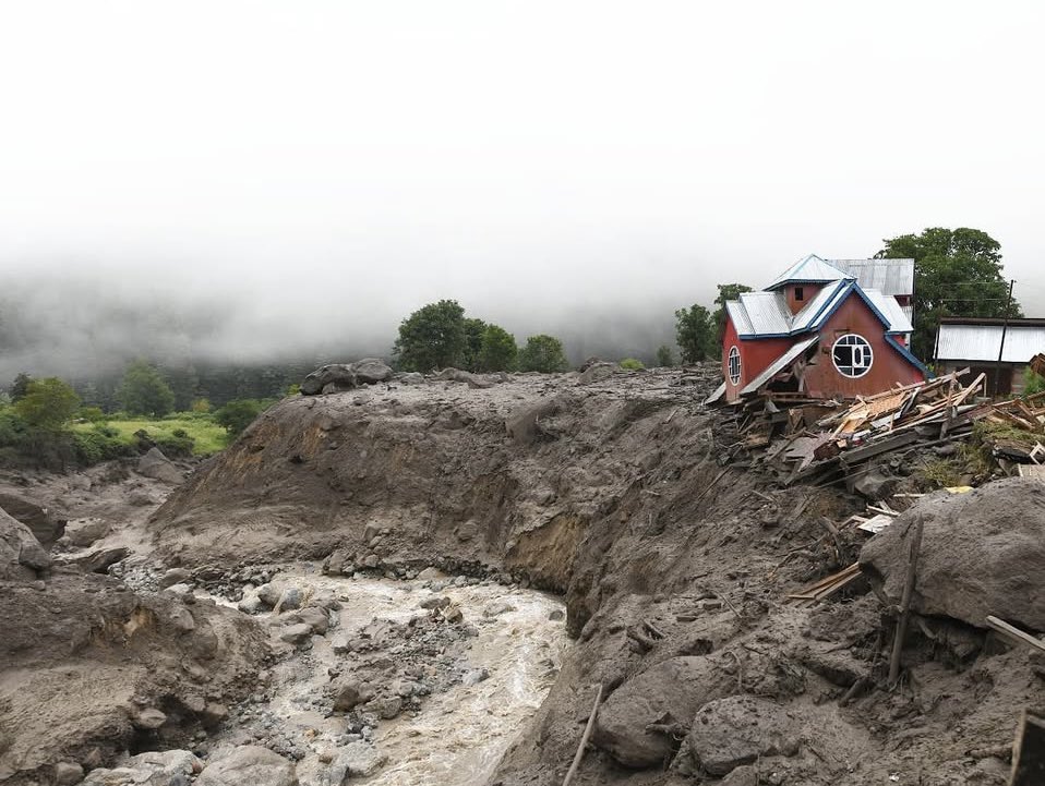 talktomydelts's tweet image. Tragedy in my hometown Kishtwar. These are my roots. To the families that are in distress, Myi chu gov sachi ta zahini ta’aziyat.  Wuchwan rooh hund rahat asei. 

#kishtwarcloudburst #JammuAndKashmir #lives #prayers
