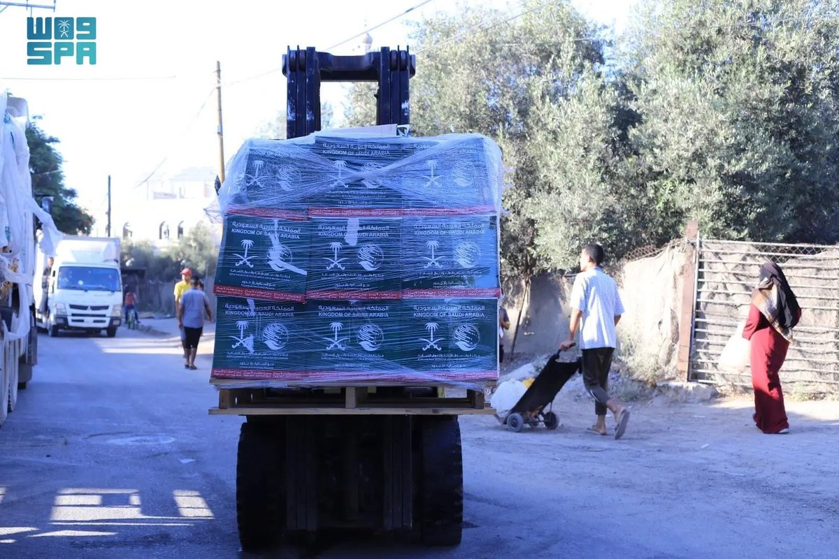 قافلة مساعدات سعودية جديدة تصل إلى قطاع غزة ..
🇸🇦🇸🇦
وصلت قافلة مساعدات إنسانية سعودية جديدة محمّلة بالمواد الغذائية الأساسية إلى وسط قطاع غزة مقدمة من مركز الملك سلمان للإغاثة والأعمال الإنسانية، ضمن الحملة الشعبية لإغاثة الشعب الفلسطيني.
 وتسلّم المركز السعودي للثقافة والتراث