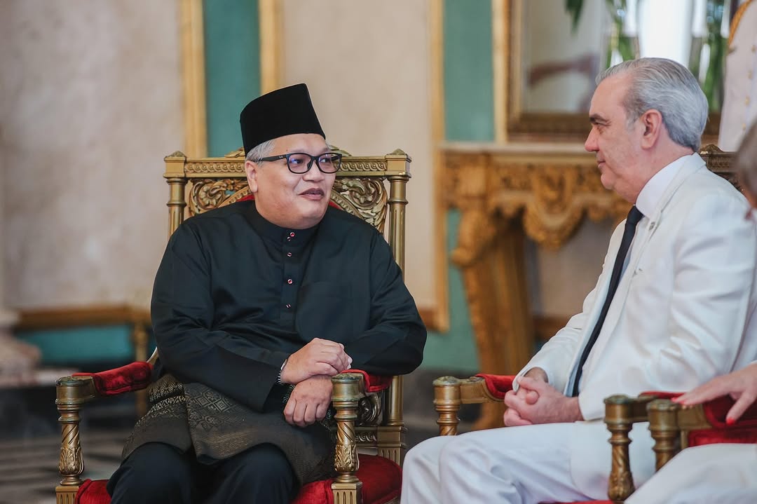 MYEmbHavana's tweet photo. On 20 Aug 2025, H.E. Amb. Muhammad Radzi Jamaludin presented his Letter of Credence to H.E. President Luis Abinader in Santo Domingo, reaffirming Malaysia’s commitment to stronger ties with the Dominican Republic. https://t.co/2XPp5SsxTu