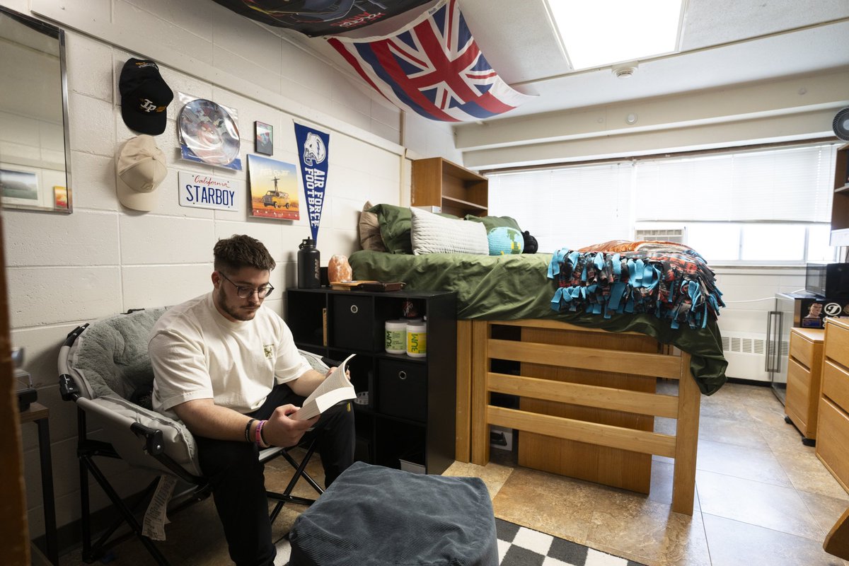 ictrueblue's tweet photo. 🏡 Welcome to Turner Hall, a traditional, co-ed-by-floor residence hall with single and double rooms. A place to crash, connect, and create memories that last. #LifeAtIC #IllinoisCollege #DormTour https://t.co/wD5I28Bs0O