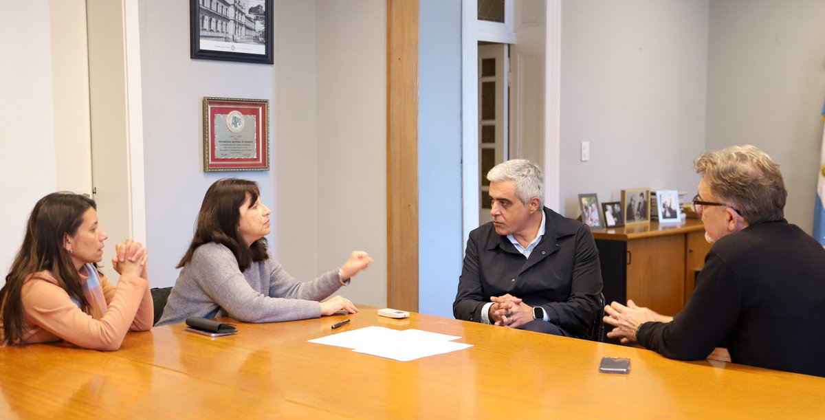 Nos reunimos con el Rector <a href="/fbartolacci/">Franco Bartolacci</a> fortaleciendo el vínculo con la <a href="/UNRoficial/">UNR</a> y generando nuevas oportunidades para nuestra ciudad. 

Con orgullo, avanzamos en el camino del aprendizaje para toda la vida, inspirados en los principios de UNESCO✨