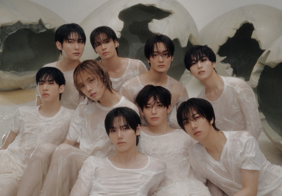 📖 KPOPWORLD Magazine’s first print issue is out now.
Read our full cover story with CRAVITY inside. 
kpopworld.com/en/news/the-ne…
CRACKED OPEN AND CRAVING MORE: THE NEW WORLD OF CRAVITY <a href="/CRAVITY_twt/">CRAVITY</a> 
Starting over isn’t always neat. Sometimes it’s messy, instinctive – more like a