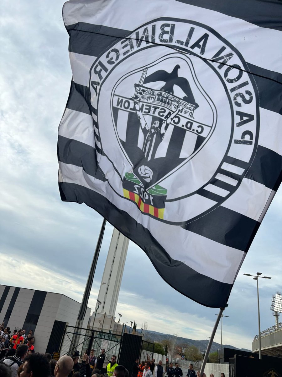 Este viernes XFIN volvemos a casa y contra un ex-primera división ⚪⚫ CD CASTELLÓN 🆚 REAL VALLADOLID ⚪🟣 Y eso quiere decir que volveremos a verte ondear en Castalia. PASION SIEMPRE PRESENTE , ALLÍ DONDE TU ESTES , CONTIGO YO ESTARE , ASI NUESTRA PASION , PASION ALBINEGRA. PPO