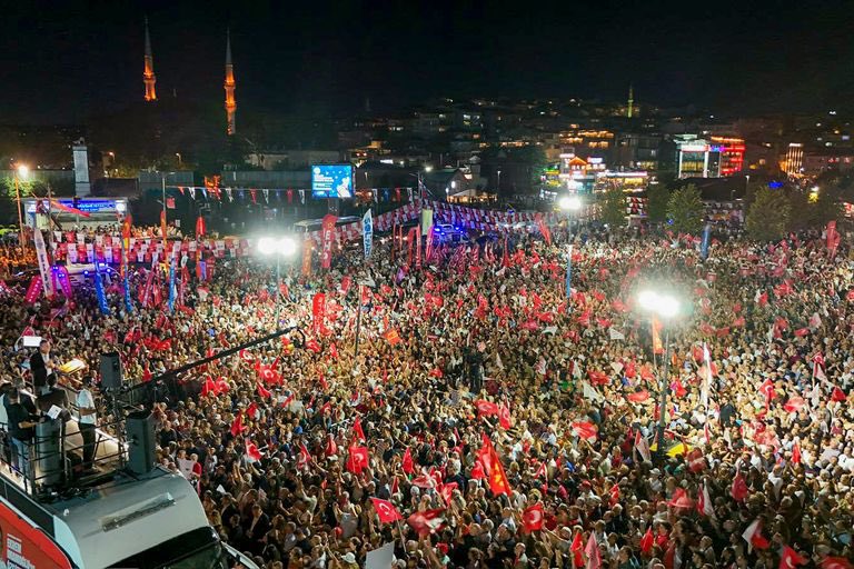 CHP Genel Başkanımız Sayın Özgür Özel’in önderliğinde ülkemizin dört bir yanında gerçekleştirilen hak, hukuk ve adalet buluşmalarının bu akşamki adresi Üsküdar’ımızdı. 

Ekrem Başkanımızla birlikte haksız yere tutuklanan yol arkadaşlarımızın yanında olduğumuzu, millet iradesine