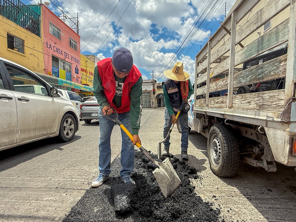 Desde el #CorazónDeSanLuis seguimos trabajando para que transites #PorUnBuenCamino.

Nuestra cuadrilla de respuesta inmediata realizó trabajos de bacheo en la calle Guajardo, siguiendo las instrucciones del alcalde <a href="/EF_Galindo/">Enrique Galindo C</a> para seguir construyendo juntos un #SanLuisAmable.