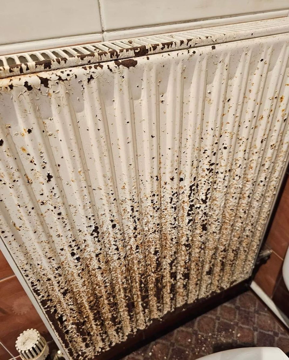 DecoratorsU's tweet image. When the job description says ‘radiator in the gents’… but forgets to mention the extra prep work. 

#radiator #prepwork #decorator
