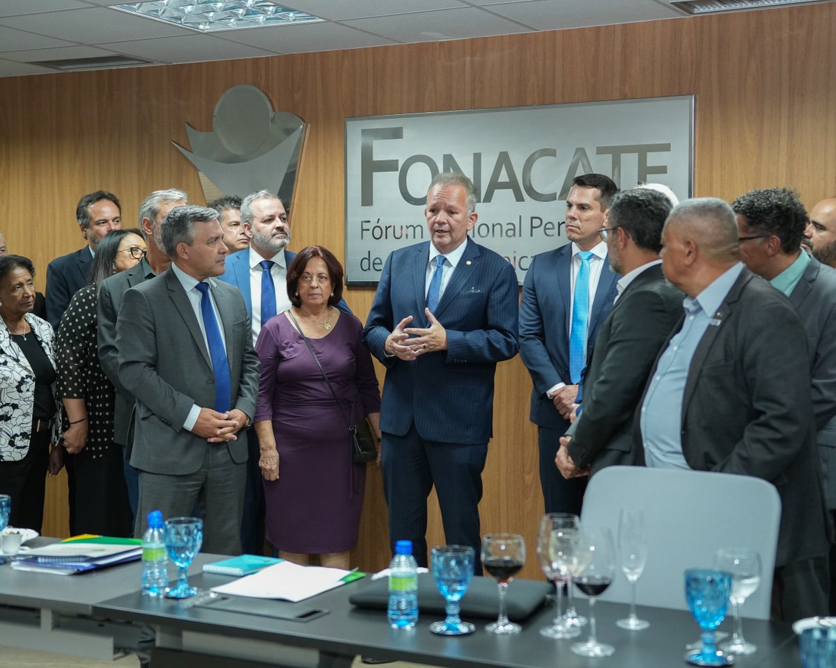SINPROFAZ's tweet photo. Alexandre Torres e Michelle Cavalcante representaram o SINPROFAZ na assembleia geral do @Fonacate. A reunião, que marcou a inauguração da nova sede do Fórum em Brasília/DF, foi prestigiada pelos deputados Erika Kokay (PT/DF) e André Figueiredo (PDT/CE): https://t.co/b2MYSzwtq3 https://t.co/Jp8MQ27tre