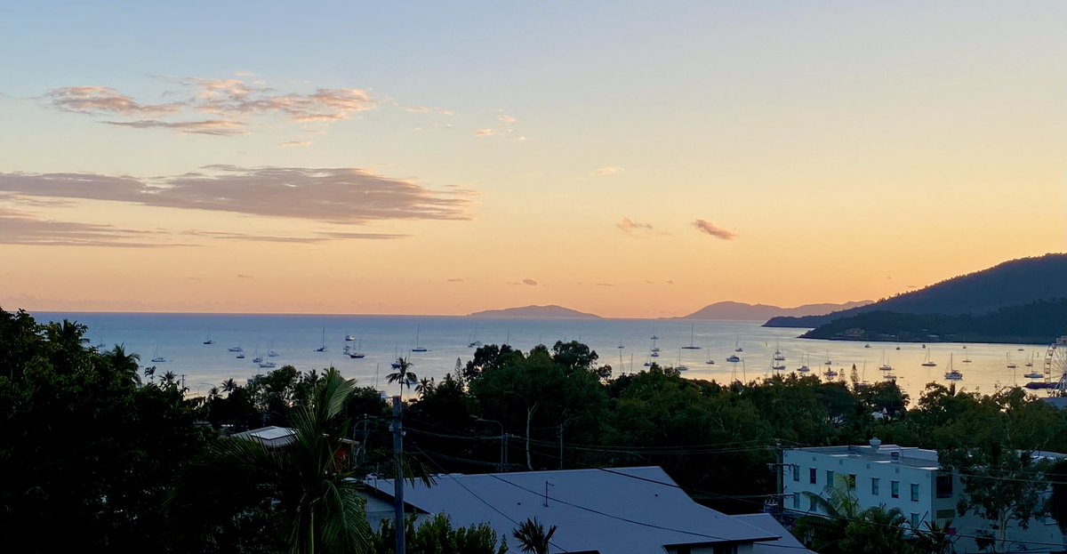 Pink sky at daybreak in Airlie Beach 💕