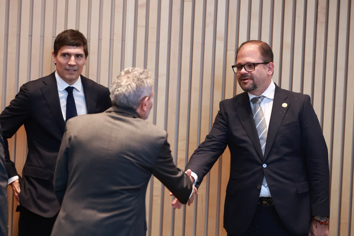 John Reimberg (@johnreimberg) on Twitter photo 🇪🇨🇦🇷Acompañamos al presidente <a href="/DanielNoboaOk/">Daniel Noboa Azin</a> a la reunión clave con los representantes de la Cámara de Comercio y Servicios de ese país donde gracias a su liderazgo y compromiso, se fortalecen las relaciones bilaterales en la región.
Comercio, inversiones son fundamentales para 🇪🇨🇦🇷Acompañamos al presidente <a href="/DanielNoboaOk/">Daniel Noboa Azin</a> a la reunión clave con los representantes de la Cámara de Comercio y Servicios de ese país donde gracias a su liderazgo y compromiso, se fortalecen las relaciones bilaterales en la región.
Comercio, inversiones son fundamentales para