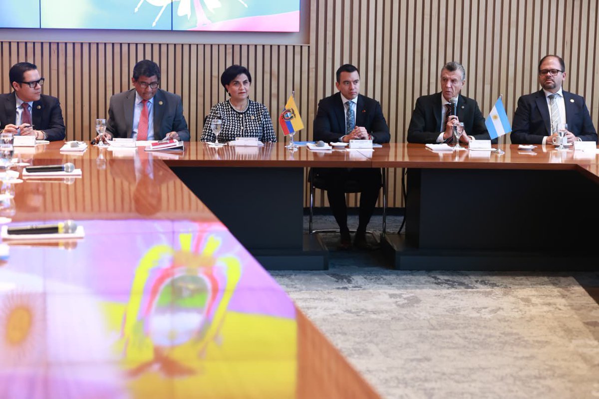 JohnReimberg's tweet photo. 🇪🇨🇦🇷Acompañamos al presidente @DanielNoboaOk a la reunión clave con los representantes de la Cámara de Comercio y Servicios de ese país donde gracias a su liderazgo y compromiso, se fortalecen las relaciones bilaterales en la región.

Comercio, inversiones son fundamentales para el desarrollo conjunto y la integración regional. 

¡Ecuador avanza con visión, firmeza y aliados estratégicos!