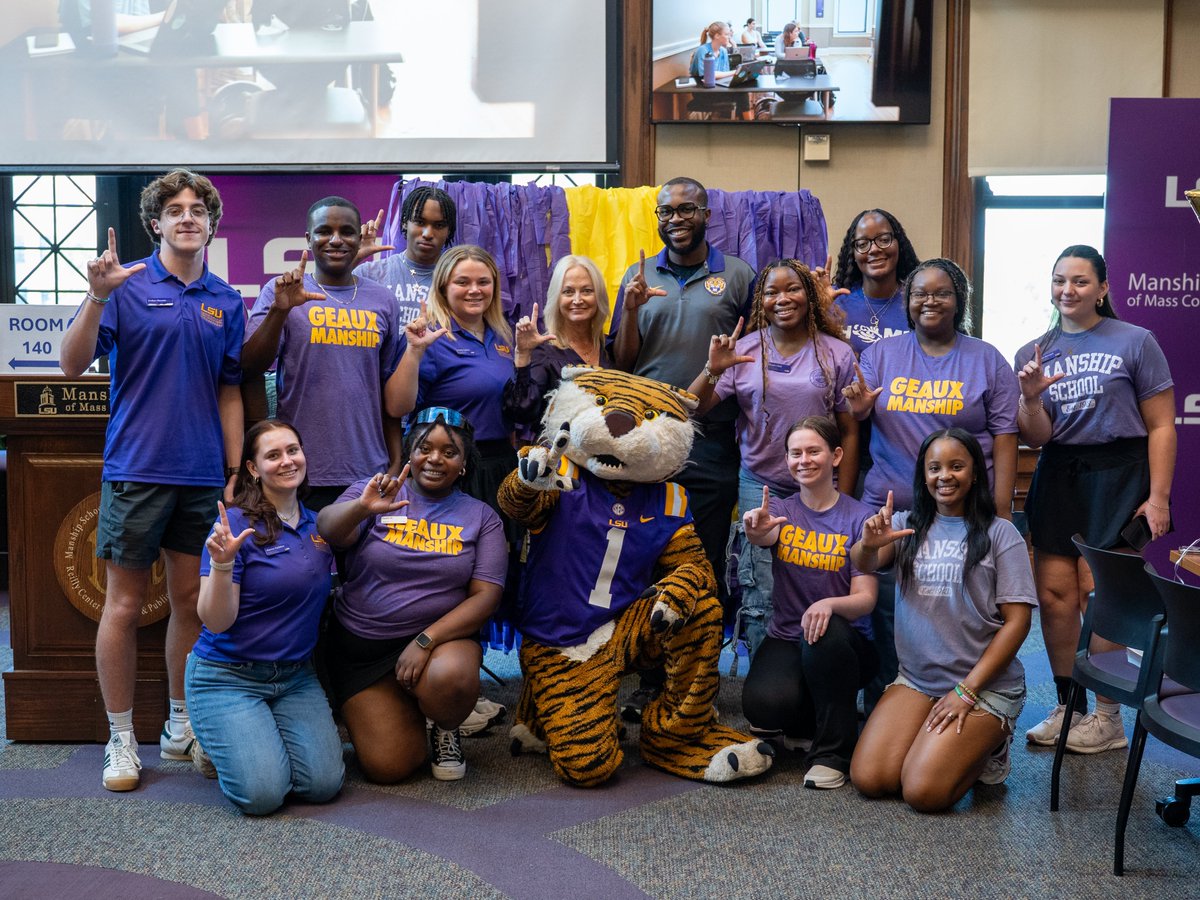 ManshipSchool's tweet photo. A special guest helped welcome the next generation of Manship students ��

#GeauxManship https://t.co/ocmqPe0KNK
