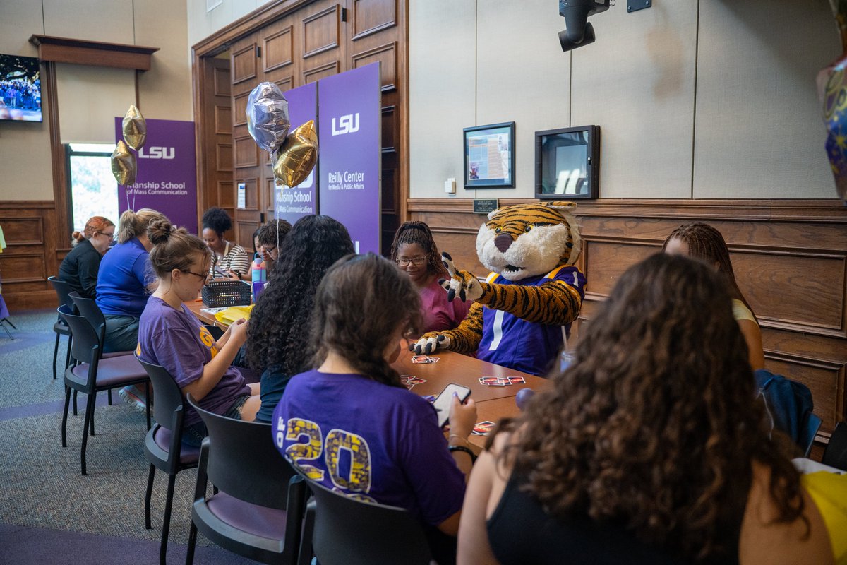 ManshipSchool's tweet photo. A special guest helped welcome the next generation of Manship students ��

#GeauxManship https://t.co/ocmqPe0KNK