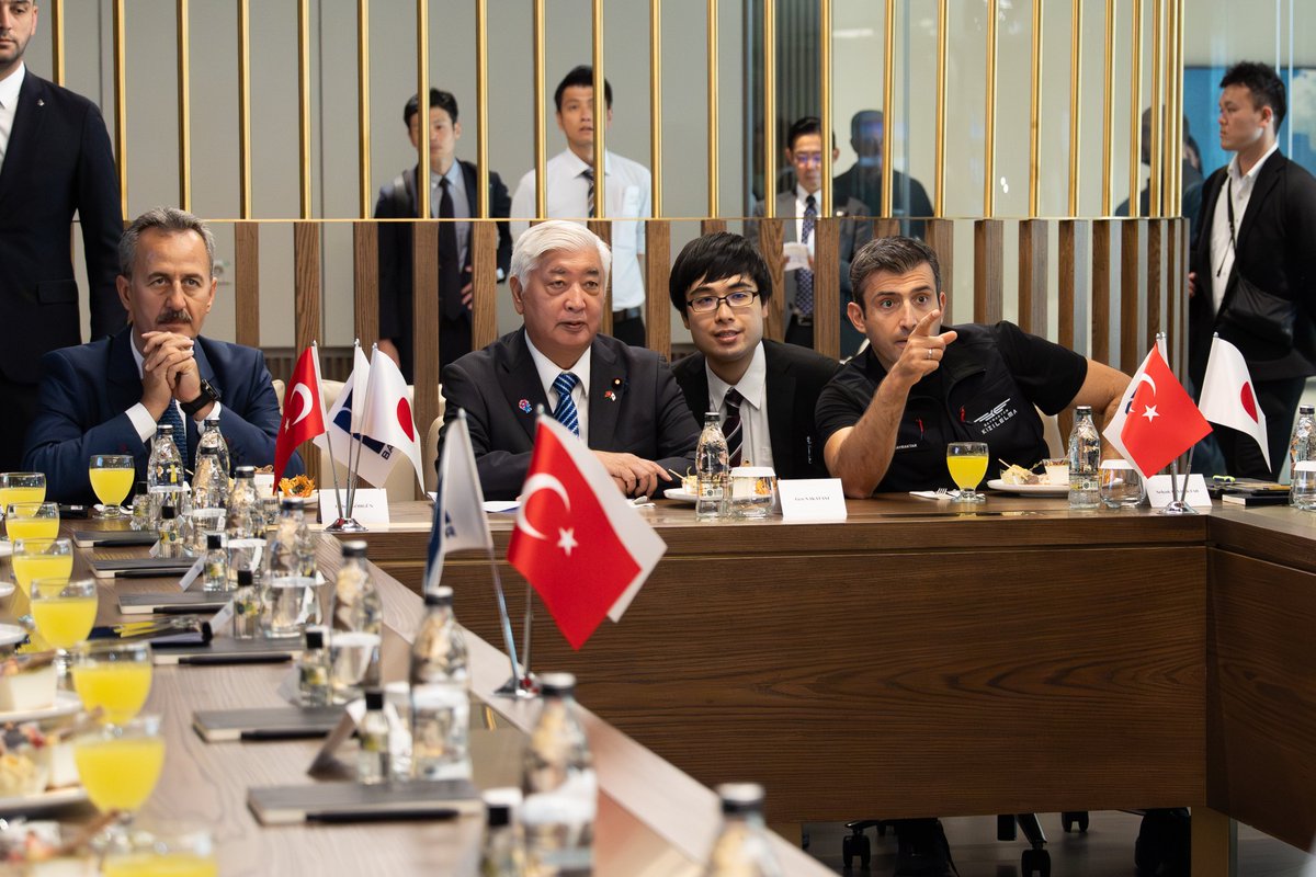 Bugün Baykar için çok özel bir gündü. Japonya Savunma Bakanı Sayın Gen Nakatani ve değerli heyetini Özdemir Bayraktar Milli Teknoloji Merkezi’nde misafir ettik.

Milli olarak geliştirdiğimiz teknolojileri yerinde gördükleri tesis turumuzun ardından kendilerine detaylı bir sunum