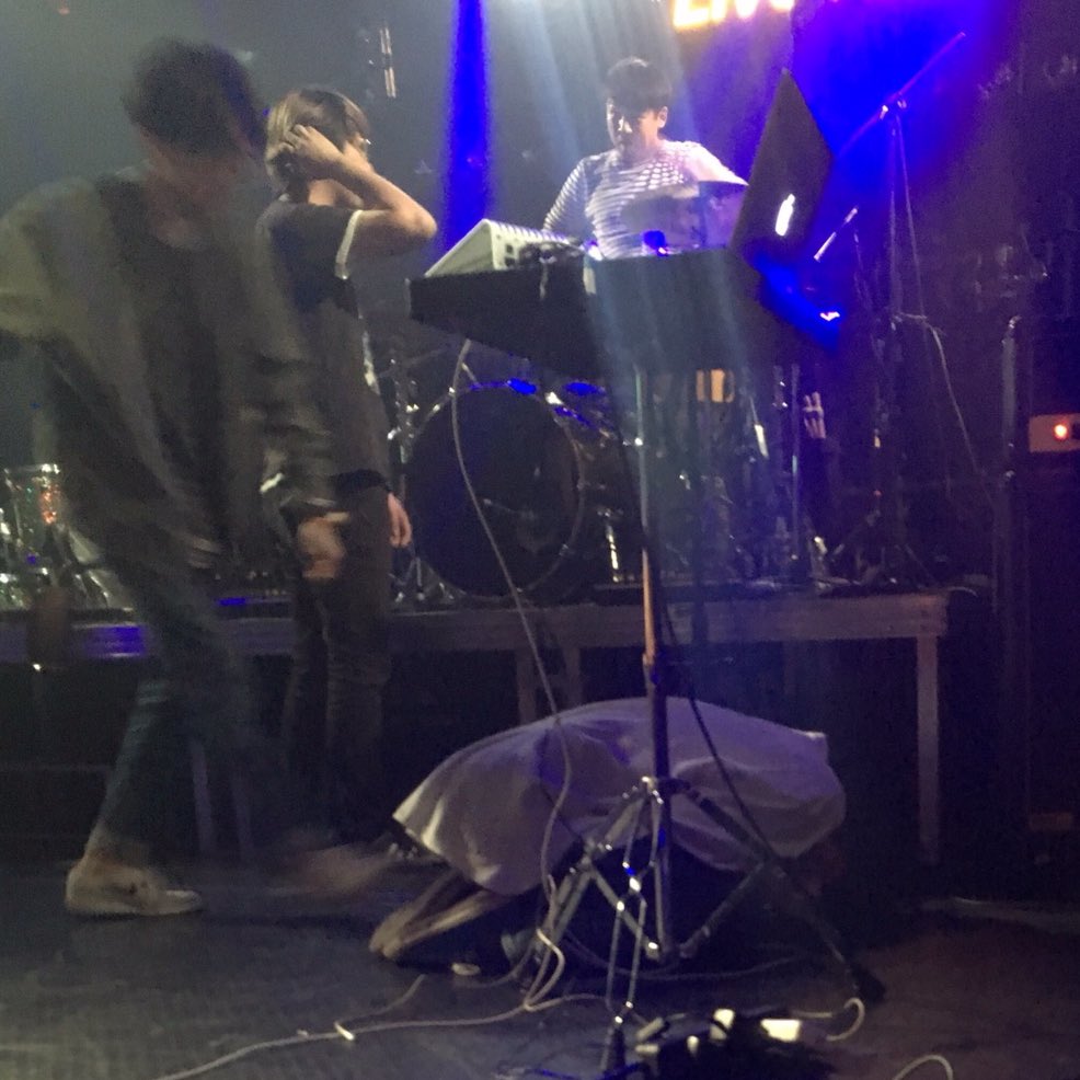 공연 끝나고 아직 여운에 잠겨있는 한주의 엉덩이를 걷어차는 김민수