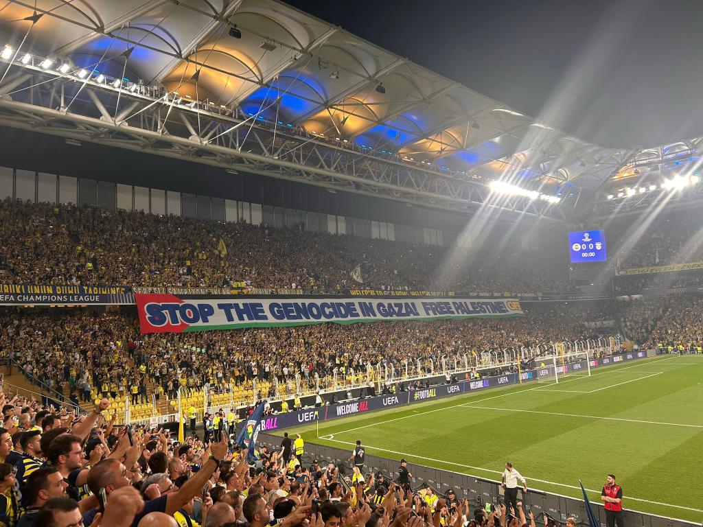 Fenerbahçeli taraftarlar, Filistin'i unutmadı...

UEFA Şampiyonlar Ligi play-off turu ilk maçında Portekiz'in Benfica ekibini konuk eden Fenerbahçe tribünlerinde "Stop The Genocide In Gaza! Free Palestine!" pankartı açıldı.