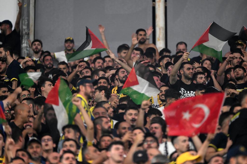Fenerbahçeli taraftarlar, Filistin'i unutmadı...

UEFA Şampiyonlar Ligi play-off turu ilk maçında Portekiz'in Benfica ekibini konuk eden Fenerbahçe tribünlerinde "Stop The Genocide In Gaza! Free Palestine!" pankartı açıldı.