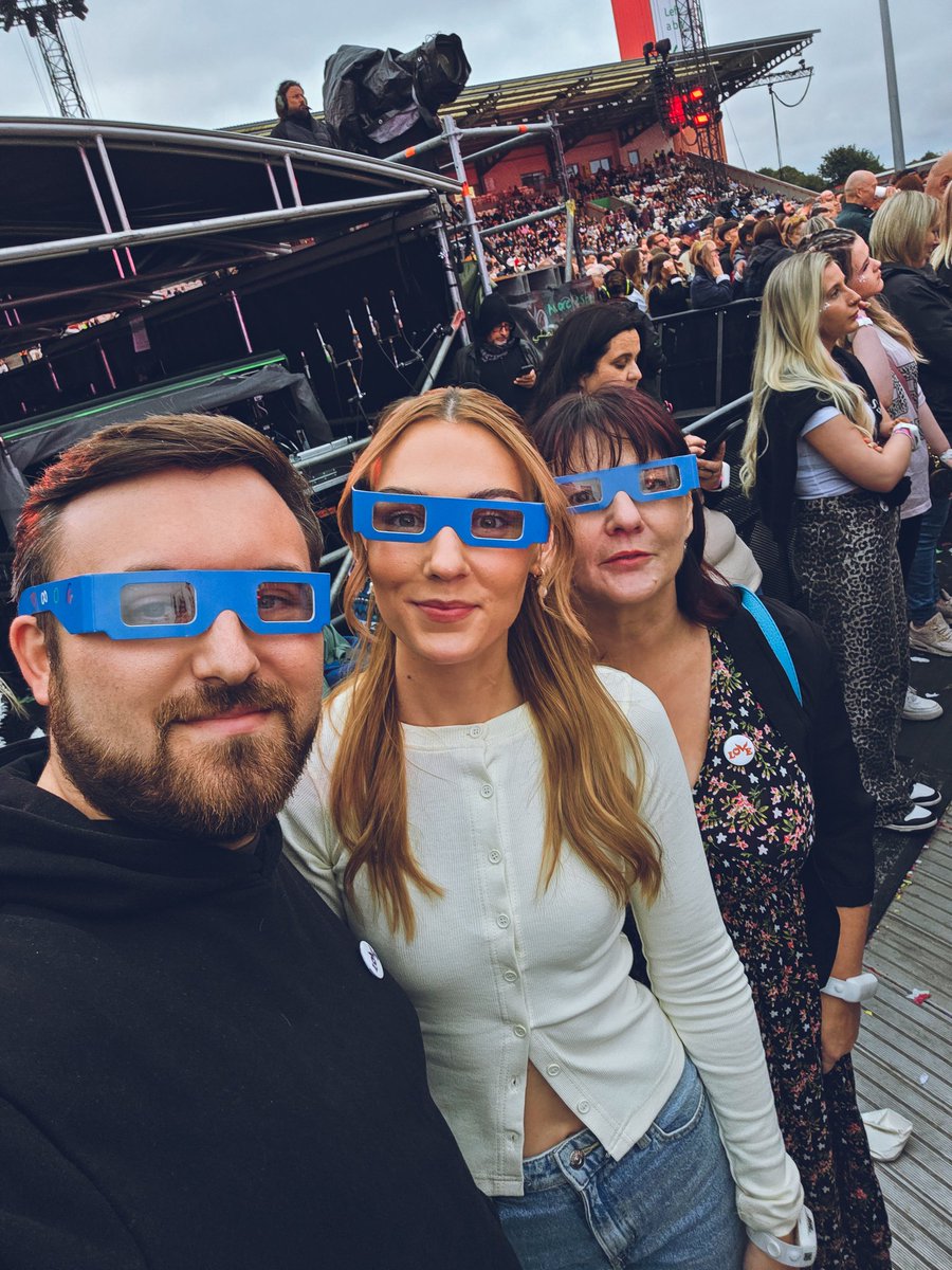 LewScott97's tweet photo. Once-in-a-lifetime stuff 💛✨️

#ColdplayHull @coldplay https://t.co/KA9Jmpn56v