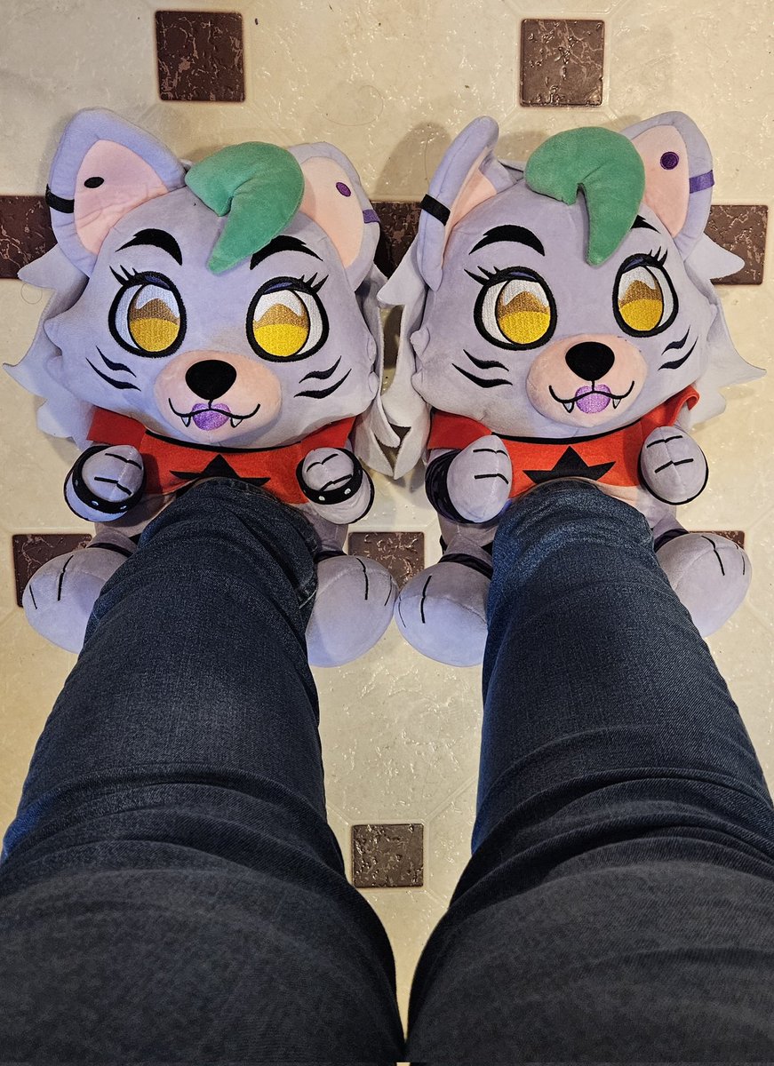 Vfaus04's tweet photo. @youtooz 
Only took 4 months BUT Im so happy 🥲 its like clouds on my feet. https://t.co/egDVUJMhZT