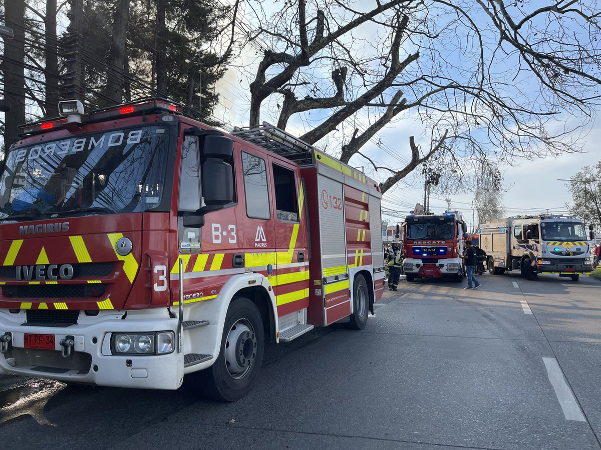 bomberoschillan's tweet photo. Incendio declarado en la intersección de Arturo Matte con Avenida Libertador Bernardo O’Higgins, emergencia que obligó a decretar una 3ª Alarma de Incendio, movilizando un importante despliegue de compañías y unidades especializadas. 🔥🚒 #controlada https://t.co/AitsuLxMIH