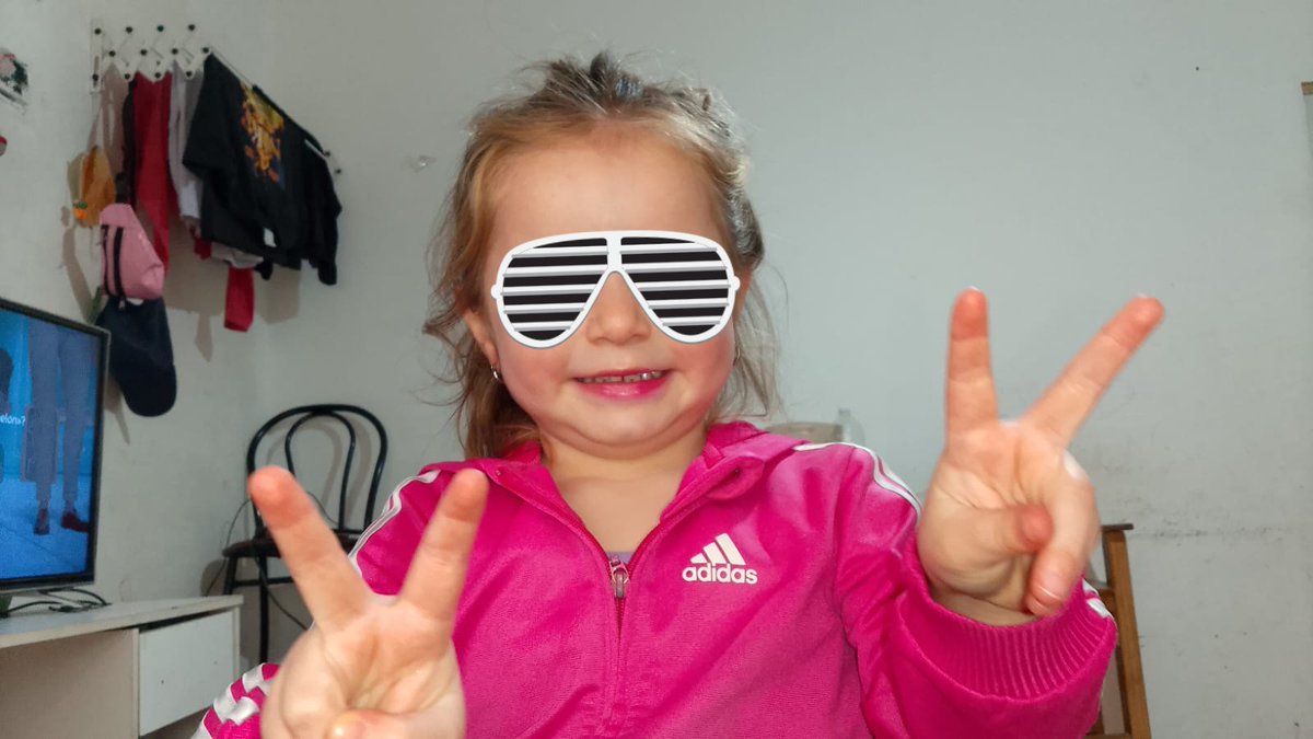 Mi hija menor hace unas semanas viene tirando la V de la victoria en cada foto que se saca
Se está peronizando o es Otaku, las dos son buenas