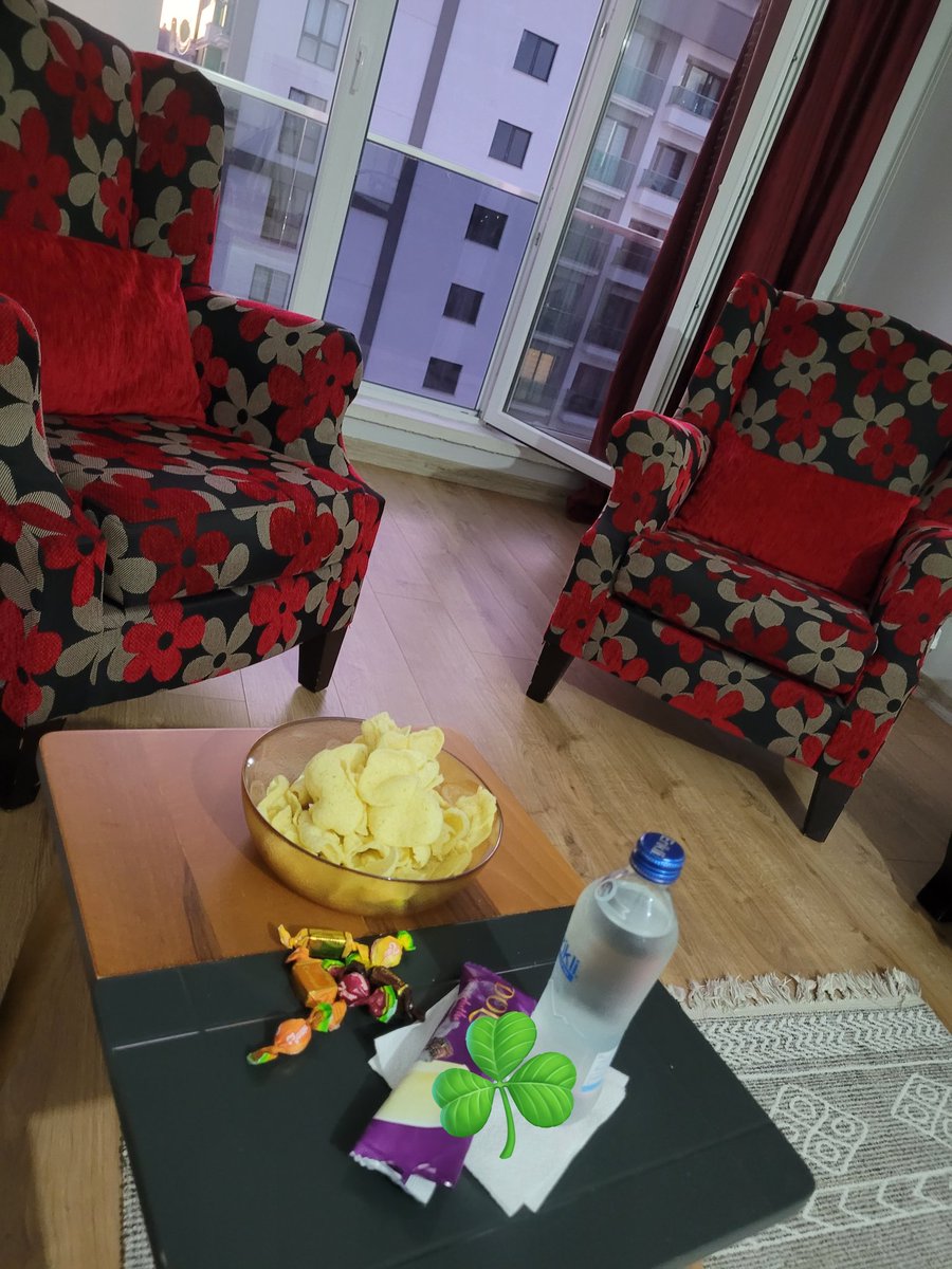 Ben yine  abur cubura  başladım.
4 yıl   içecek/ler ve atıştırmalık/lardan  uzaktım...
 Neyse, sabah bir yürüyüş yaparız sonra da iş iş iş...☘️