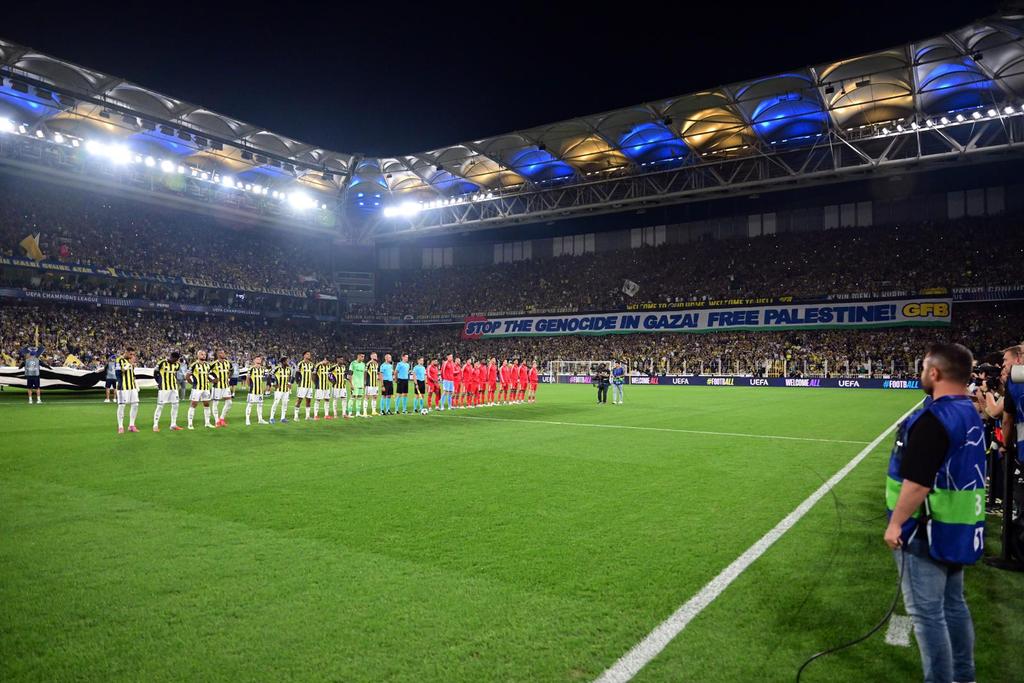 Fenerbahçeli taraftarlar, Filistin'i unutmadı...

UEFA Şampiyonlar Ligi play-off turu ilk maçında Portekiz'in Benfica ekibini konuk eden Fenerbahçe tribünlerinde "Stop The Genocide In Gaza! Free Palestine!" pankartı açıldı.
