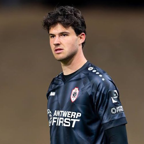 Günay Güvenç de böyle formda ve oyun yapısına uygunken sizce de Galatasaray için Tzolakis veya Lammens gibi isimleri alıp hem bugünü hem de geleceği garantilemek en doğru yol değil mi? Ciddi bir soru. Ederson ismi, yıldız isim vs demeden tarafsız cevaplar bekliyorum.