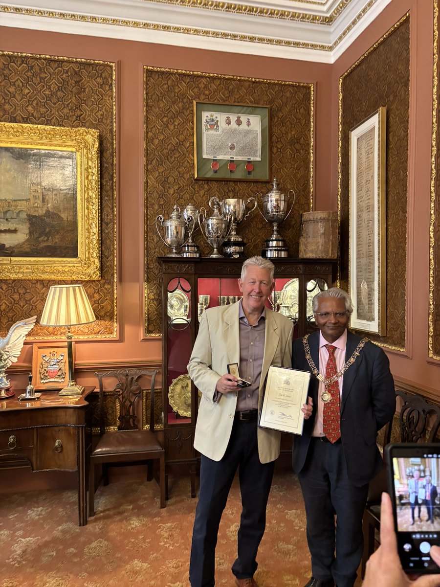 markeygate's tweet image. Super honoured to be presented with the 2025 Bath Citizen of the Year by the Mayor of Bath, Bharat Pankhania.
If you don’t know about Life in The Old Dogs, we do team sports exclusively for the over 50’s.
Football, Tag Rugby, Netball, Basketball and a Running Club.
Come and join
