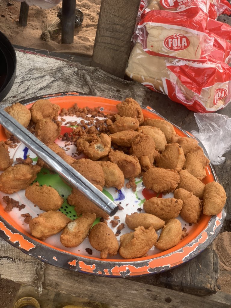 richnanaa's tweet photo. My entry for the street chow #morphng 

I choose to eat from the street today.
And sharing the sweet chow that’s on my area, from breakfast down to dinner.

frame 1= breakfast ( akara and Tom brown)
Frame 2 = snack( corn and pear)
Frame 3 =appetizer(Suya)
Frame 4= dinner (spaghetti and turkey)