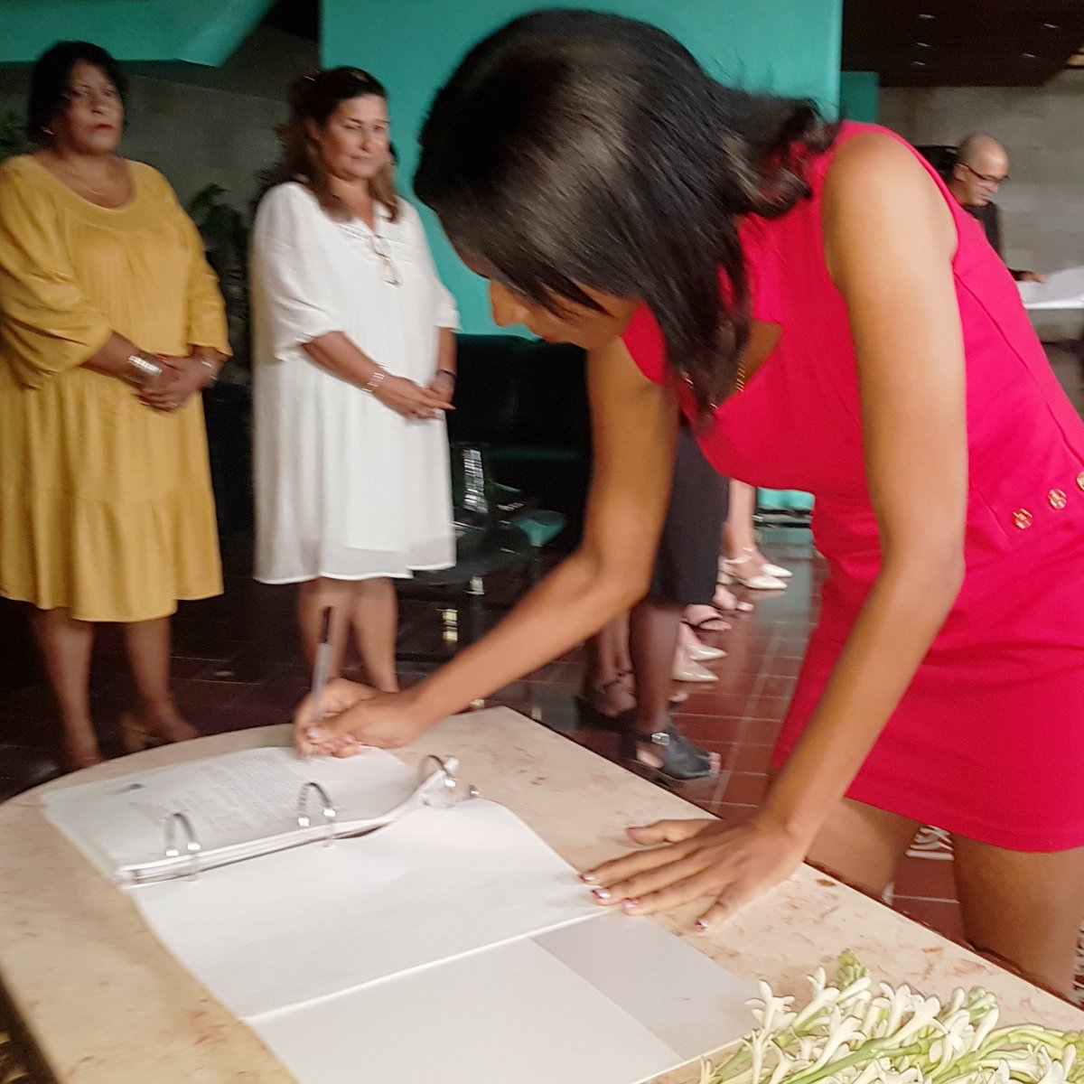 MioPinares's tweet photo. Varias integrantes @FMC_Cuba como es tradición, con sus firmas en Libro de Honor de la Mujer Camagüeyana, reciben reconocimiento por entrega a tareas Revolución, e/ellas: científicas, trabajadoras salud, juristas, dirigentes. @YudietC5476 @YeleniMaite @Yamisleidy71165 @YaimyrB https://t.co/JsFlwshYXz