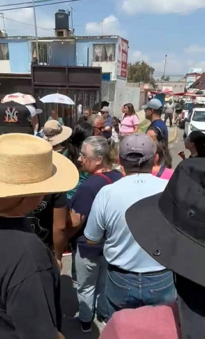 PuntoMedioEdo's tweet photo. 🧱🪓🧔🏻 Sigue en la mira del gobierno de #Izcalli, idea de #quitar #rejas de colonia #SecciónParques.

Hace unos momentos, autoridades acudieron a hablar con los vecinos, en seguimiento a los procesos que existen. 

🤳🏻 Más información ⬇️
https://t.co/MpO5vQ11NI https://t.co/uqiPxhCmes