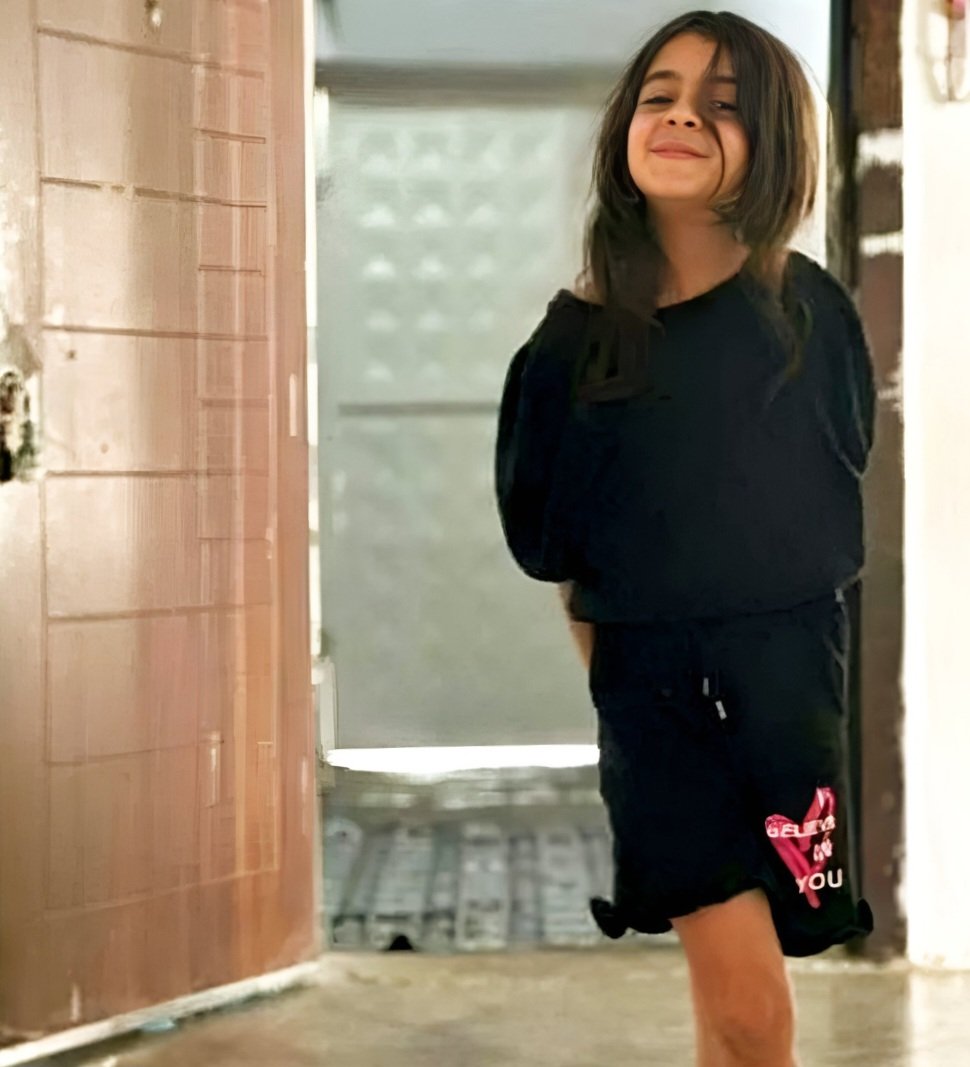 Otopsi raporunda "üzerinde BELIEVE IN YOU yazılı siyah şort" detayını okuyunca tüylerim diken diken olmuştu.. Melek Narin'den bir mesajdı adeta "SİZE İNANIYORUM"

Ölüm yıldönümünde sana söz çocuk; bu güzel gülüşü söndürüp katleden cani en ağır cezayı alana kadar mücadele edeceğiz