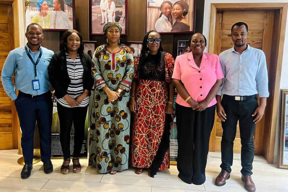 UNWOMEN_SL's tweet photo. Today, @UNWOMEN_SL Head of Office @SetchemeJ & team met with Her Excellency Dr Fatima Maada Bio, The First Lady of the Rep. of #SL @FirstLadyBio &had a thoughtful follow-up exchange on advancing #GenderEquality& #WomenEmpowerment #MenSupport. We are grateful for her warm welcome https://t.co/cWTEcBeGQX