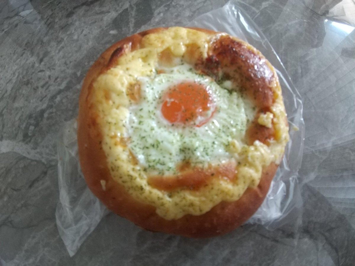 Mari88855's tweet photo. ビスマルク美味しい🎵
生地がしっかりしていて最高の味！
ご馳走さまでした😋
  #パン
 #峰屋 
 #ビスマルク https://t.co/AHpmHGLfrU