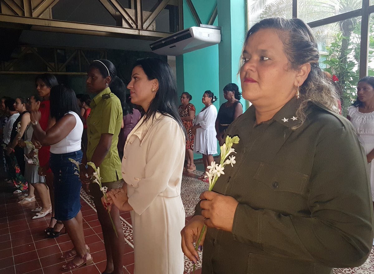 MioPinares's tweet photo. Varias integrantes @FMC_Cuba como es tradición, con sus firmas en Libro de Honor de la Mujer Camagüeyana, reciben reconocimiento por entrega a tareas Revolución, e/ellas: científicas, trabajadoras salud, juristas, dirigentes. @YudietC5476 @YeleniMaite @Yamisleidy71165 @YaimyrB https://t.co/JsFlwshYXz