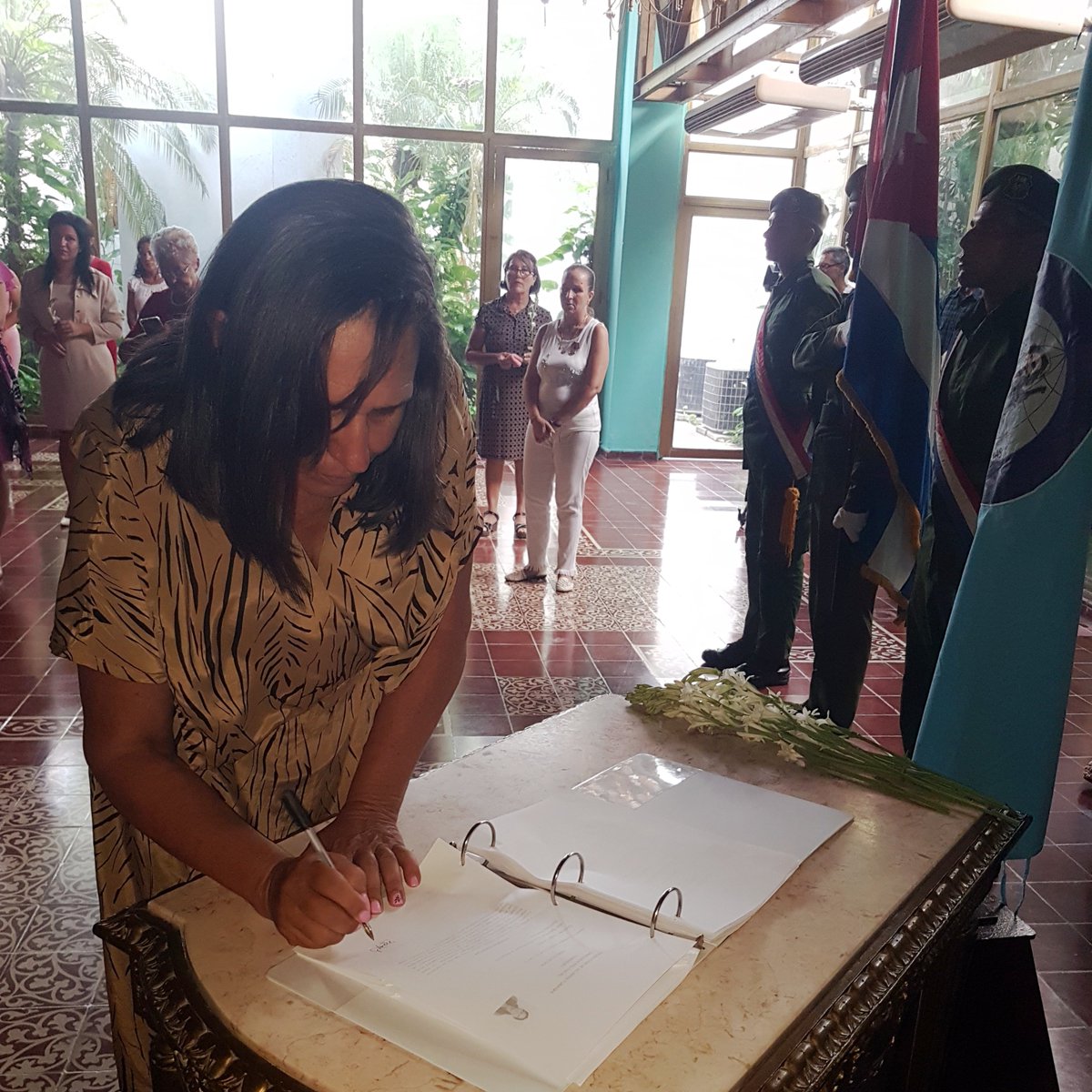 MioPinares's tweet photo. Varias integrantes @FMC_Cuba como es tradición, con sus firmas en Libro de Honor de la Mujer Camagüeyana, reciben reconocimiento por entrega a tareas Revolución, e/ellas: científicas, trabajadoras salud, juristas, dirigentes. @YudietC5476 @YeleniMaite @Yamisleidy71165 @YaimyrB https://t.co/JsFlwshYXz
