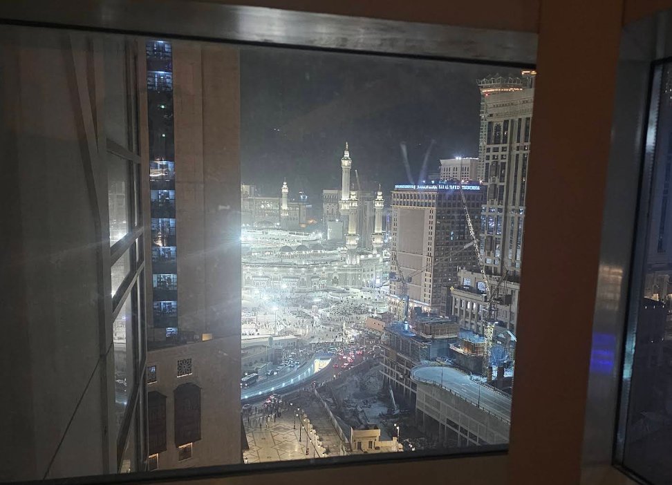 بدأت تظهر معالم فندق شركة السبيعي "ايمز الاستثمارية" على موقع أرض شركة جبل عمر والتي تم شراءها في عز أزمة كورونا عام 2020م

قيمة البيع كانت 830 مليون بسعر 322 ألف ريال للمتر 

أرى أن القيمة السوقية اليوم ضعف هذه القيمة أرض مميزة ولا يحجبها شيء عن الحرم

إنجاز مستحق أقتنصوا الفرصة