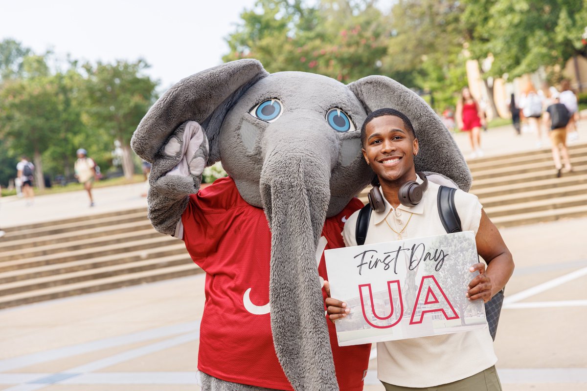 UofAlabama's tweet photo. #FirstDayUA photo dump 📸 We had so much fun celebrating the FDOC with you that we thought we should do it again tomorrow 😉 Find yourself in our First Day photo album → https://t.co/FvM8uiRd0l

(P.S. - Save this link &amp; check back for more photos later!) https://t.co/kvvF5A47J7
