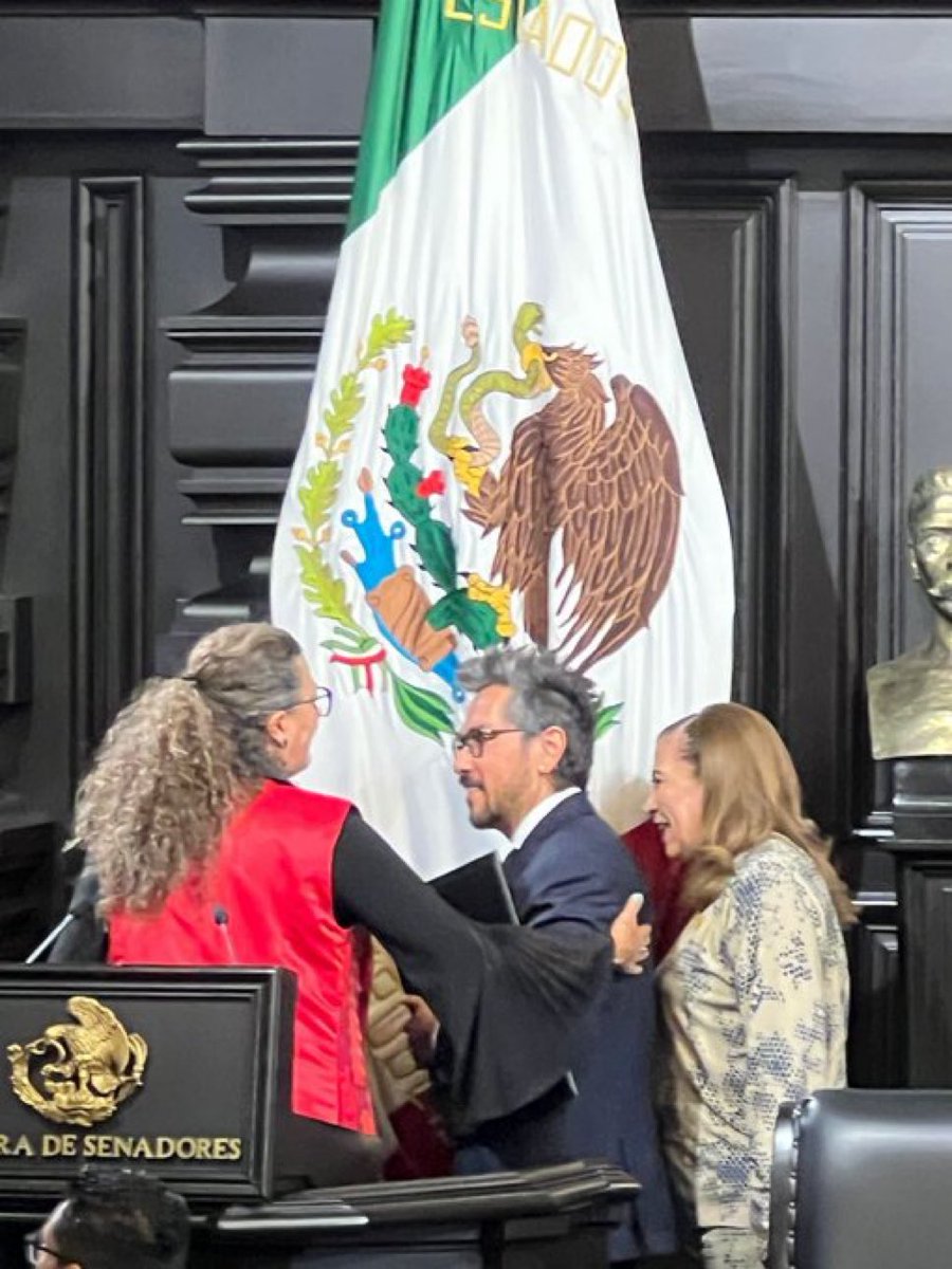 Como que <a href="/genarolozano/">Genaro Lozano 🌈</a> no fue entangado o con negligé a ser ratificado … pero que incongruencia en presentarse así cuando todos sabemos que el puesto lo consiguió de esa forma