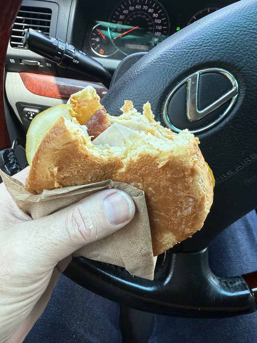 SeanWilliams's tweet image. Ummm… @Popeyes - can you explain this.