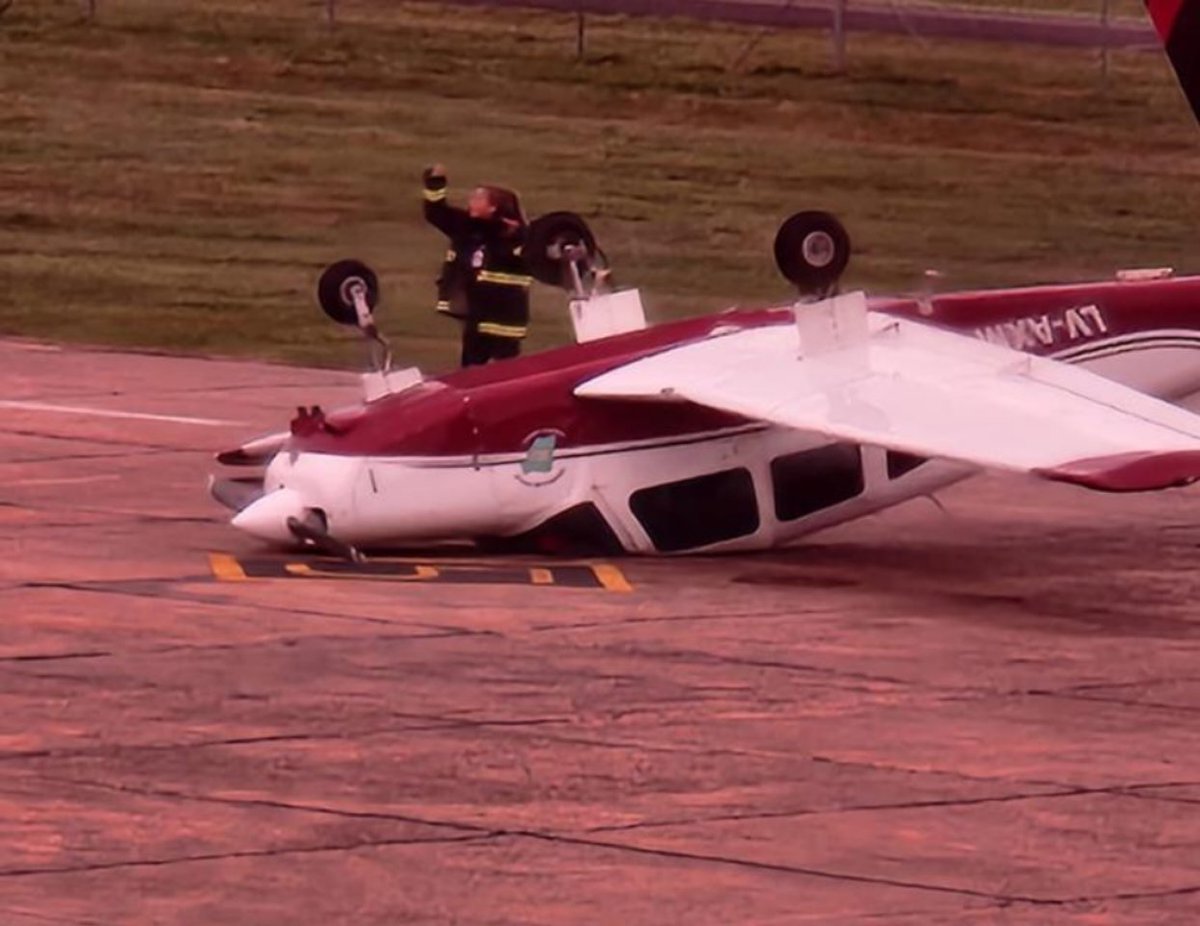 ¡LITERAL! El procesado por una tragedia aérea con 22 víctimas fatales fue designado, Director de la Agencia de investigación de accidentes e incidentes de Aviación. Enterate aviacionenargentina.com.ar/literal-el-pro… <a href="/JURCAARGENTINA/">JURCA</a>
<a href="/rialjorge/">JORGE RIAL</a>
<a href="/AleRamosTN/">Alejandro Ramos</a> <a href="/clarincom/">Clarín</a> <a href="/CNNEE/">CNN en Español</a> @CATT_Prensa <a href="/Dataclave/">Dataclave</a>