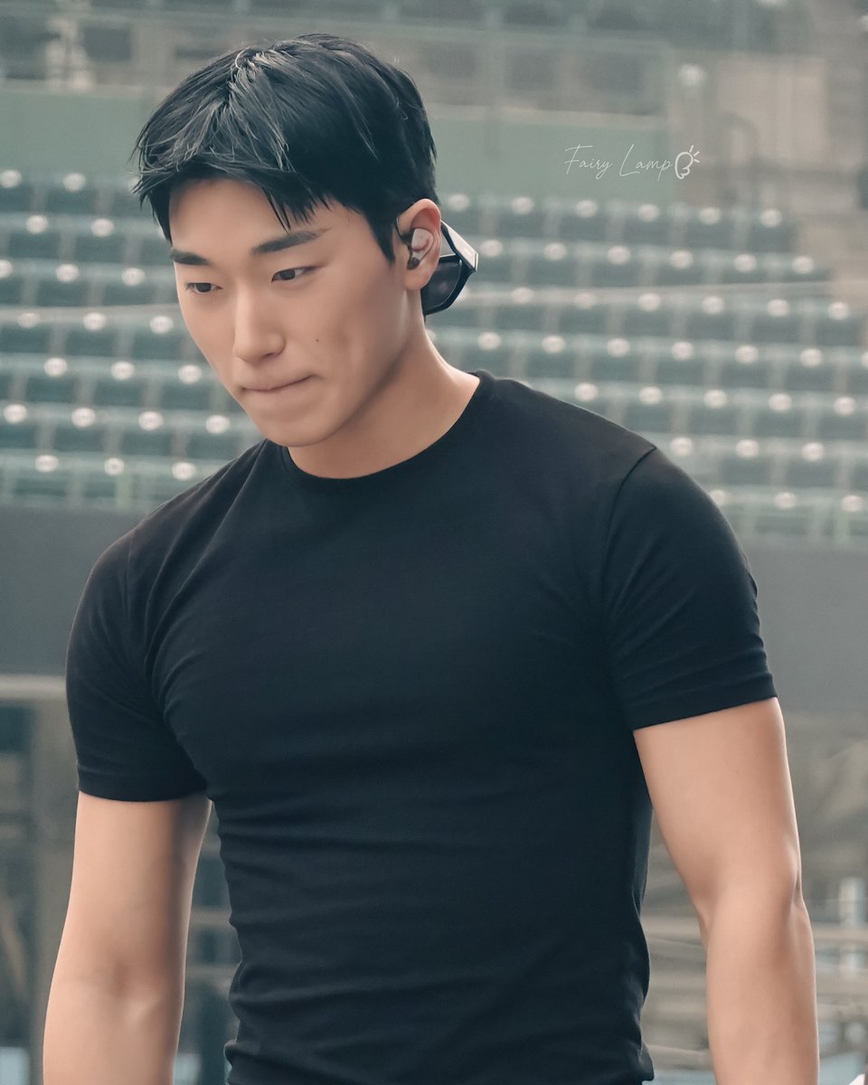 ผมจะไปหัดเล่นไพ่แล้วจ้างเด็กแถวบ้านโทรเรียกพี่มาจับผมนะครับ พี่สุดหล่อ