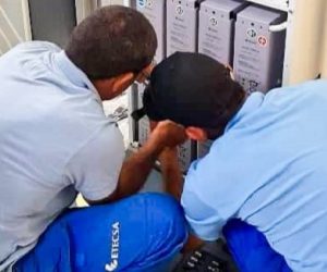 La Empresa de Telecomunicaciones de Cuba (ETECSA) avanza en la  instalación de bancos de baterías en sitios tecnológicos clave de  Artemisa, con el propósito de garantizar la continuidad de la telefonía  móvil y fija. #EtecsaTeAcompaña