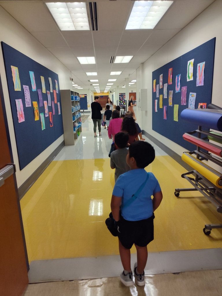 zumprogress's tweet image. In addition to practicing hallway expectations, our students are revisiting lunchroom, arrival, and dismissal procedures. Leaders are #proactive and think through issues before they happen! #PSEsoars