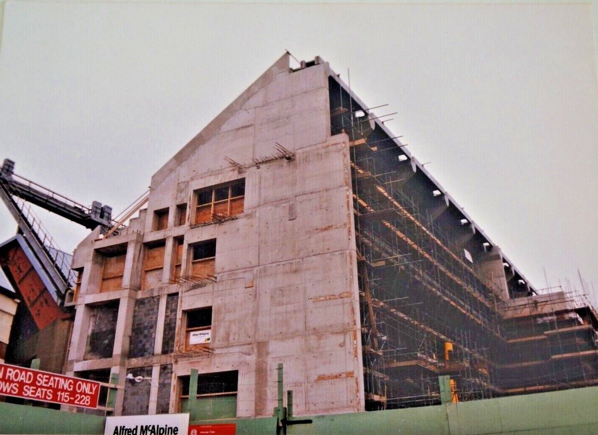 oldpicposter's tweet photo. Anfield in 1992-showing the construction of the extension to the Kemlyn Road Stand #LFC https://t.co/1sNnYJA7Ud