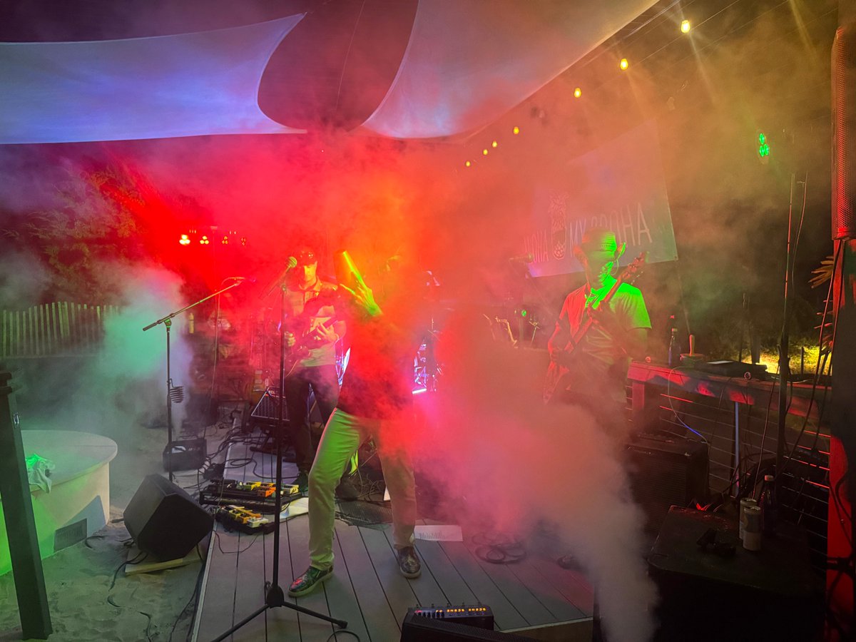 Visit_Visual's tweet image. Couldn&apos;t let the summer end without an &apos;Aloha My Broha&apos; post. Visual is a family-owned company...it&apos;s one of our big differentiators. Not only do we work well together, we play well together. Play ROCK that is!