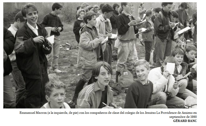 Macron en 1990 (photo El Pais) et 1991 (Actu.fr) . 
C'est clairement un enfant.
La fabuleuse rencontre avec le prof de théâtre aurait eu lieu en 1992...
actu.fr/politique/elec…